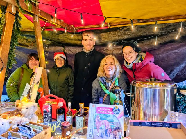 Grüner Stand auf dem Reichenbacher Weihnachtsmarkt – ein voller Erfolg