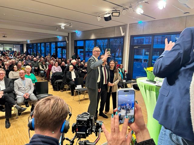 Cem Özdemir begeistert in Köngen – Volle Halle und lebendiger Austausch